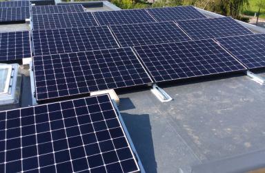 Panneaux-photovoltaiques-toit-immeuble