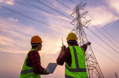 Bespreking elektriciteitsnetwerk Ingenieurs bespreken het elektriciteitsnetwerk