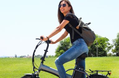 jeune femme roulant en vélo électrique en Belgique