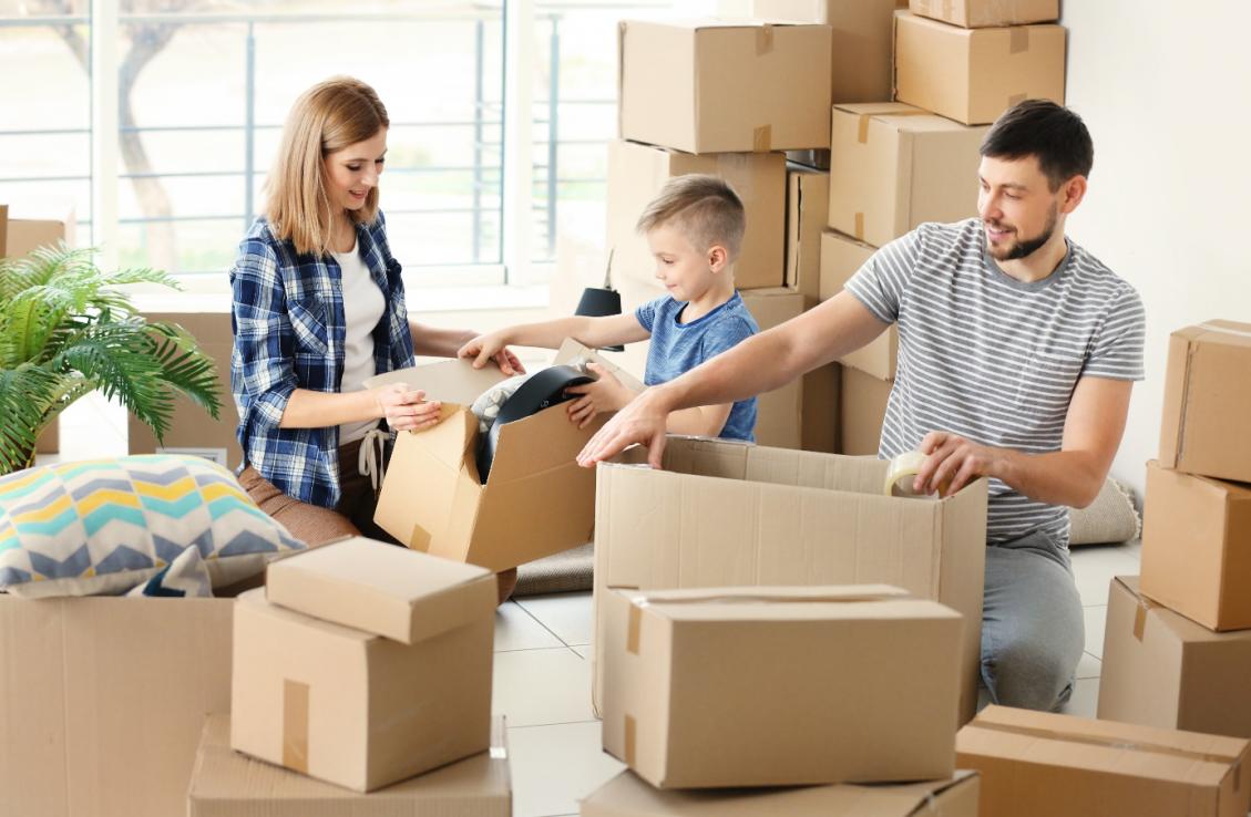 famille qui trie efficacement ses cartons de déménagement