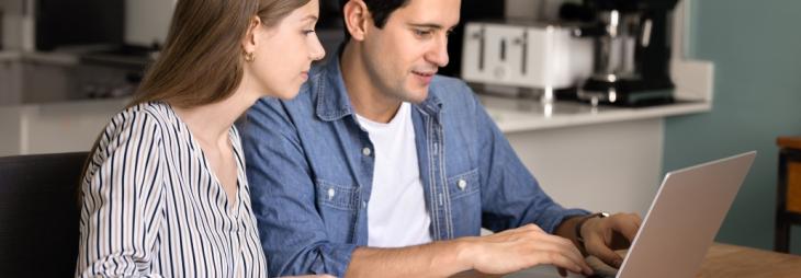 Couple consultant les prix d'énergie sur l'ordinateur