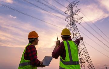 Ingenieurs bespreken het elektriciteitsnetwerk