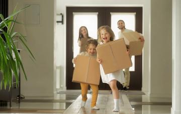 Famille qui déménage avec ses cartons 
