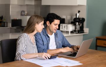 Couple consultant les prix d'énergie sur l'ordinateur