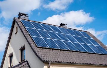 panneaux photovoltaiques sur toit maison