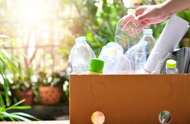 Déchets plastiques organisés pour être recyclés 