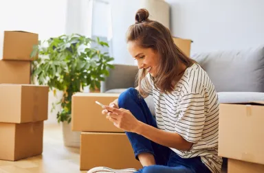 Een vrouw die alleen gaat wonen en een energiecontract afsluit