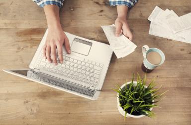 Payer ses factures d'énergie personne du dessus qui paye ses factures en ligne