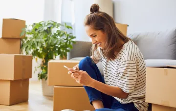 Een vrouw die alleen gaat wonen en een energiecontract afsluit