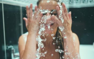femme se lavant le visage à l'eau