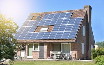 Maison 4 façades équipée de nombreux panneaux solaires