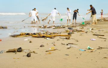 Bénévoles qui ramassent du plastique sur une plage 