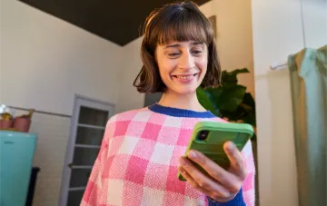 Femme consultant son smartphone