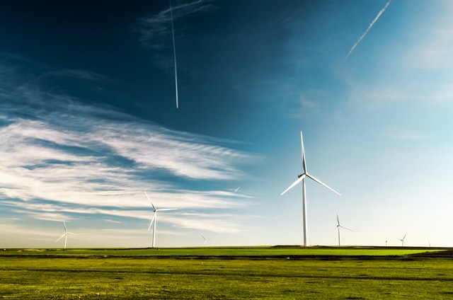 TotalEnergies investit dans les énergies renouvelables telles que les éoliennes