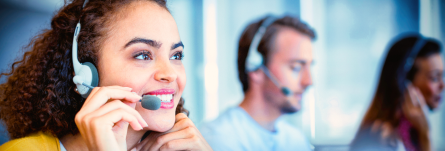 Agent du service client répondant à un appel