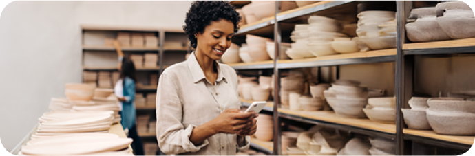 Professionele vrouw raadpleegt TotalEnergies chat op haar smartphone