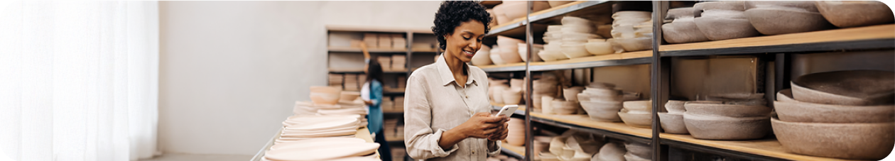 Femme professionnelle consultant le chat de TotalEnergies sur son smartphone