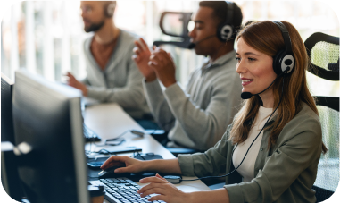 Agent du service client passant un appel