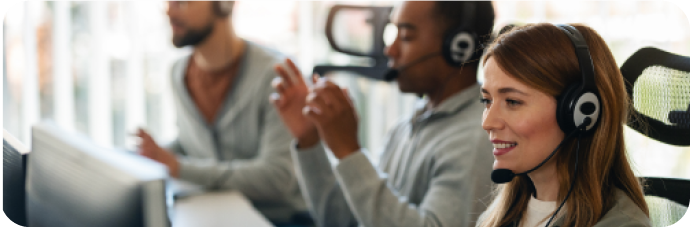 Klantenservicemedewerker die een gesprek voert