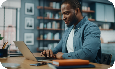 Homme envoyant un email depuis son ordinateur portable