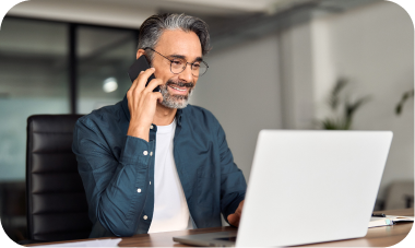 Homme professionnel au téléphone consultant son ordinateur portable