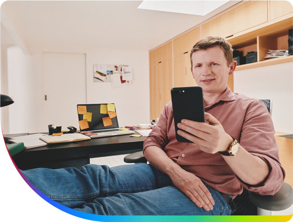 Professionele man raadpleegt zijn smartphone