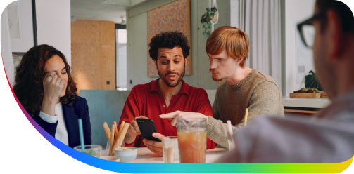 Groupe d'amis pointant quelque chose sur un smartphone