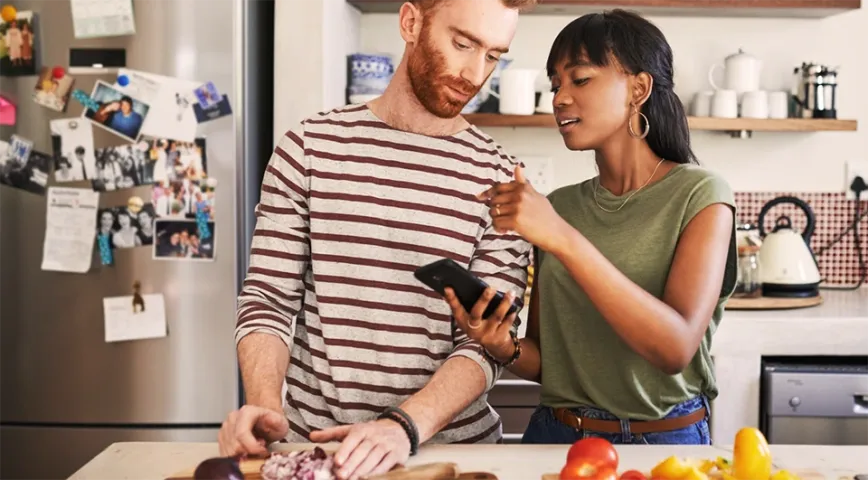 Couple consultant son tarif d'énergie