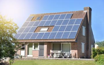 Maison 4 façades équipée de nombreux panneaux solaires