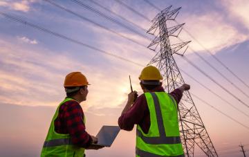 Ingenieurs bespreken het elektriciteitsnetwerk