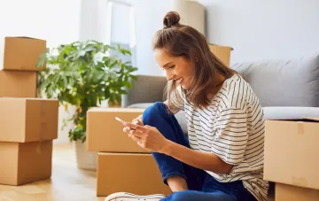 Een vrouw die alleen gaat wonen en een energiecontract afsluit