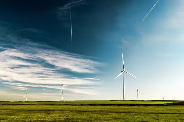 TotalEnergies investit dans les énergies renouvelables telles que les éoliennes