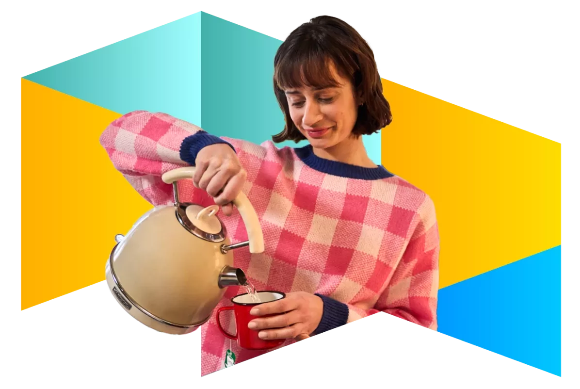 Femme se versant une tasse de thé chaud