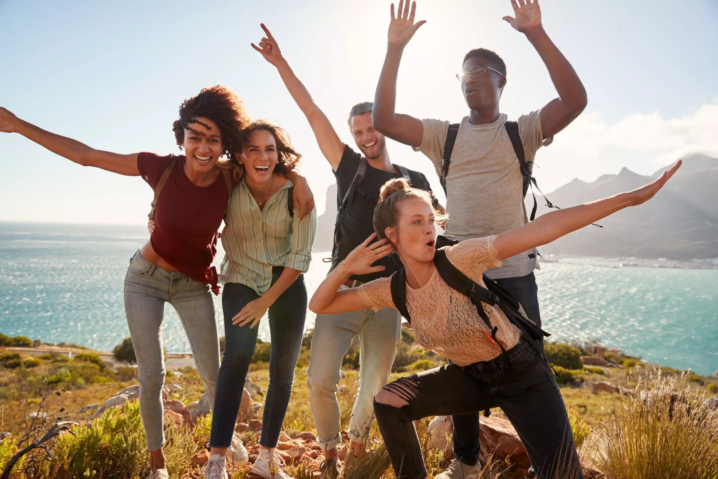 Jeunes gens souriants et heureux en groupe