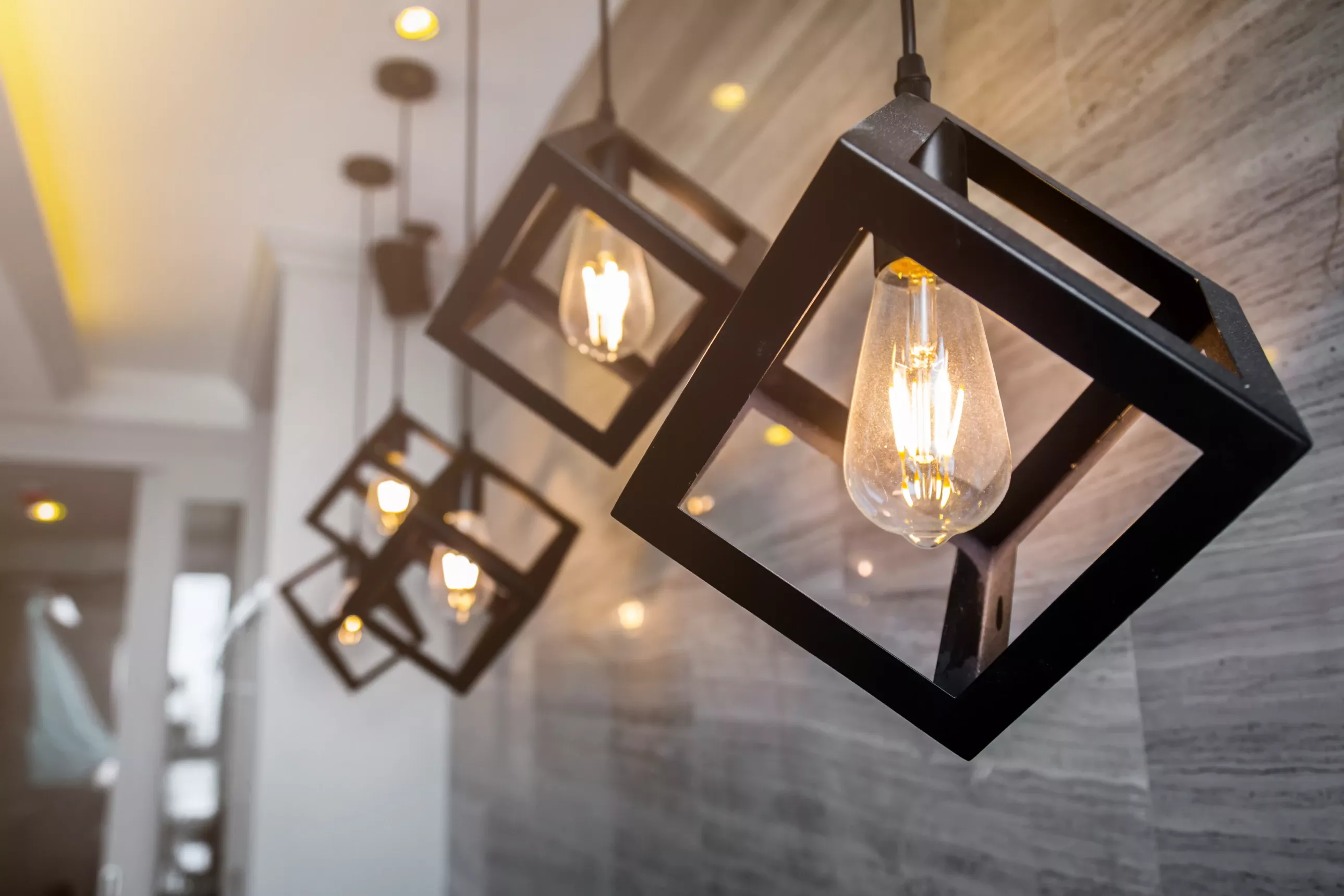 Fournisseur d'électricité illustré par des lampes avec ampoules électriques apparentes