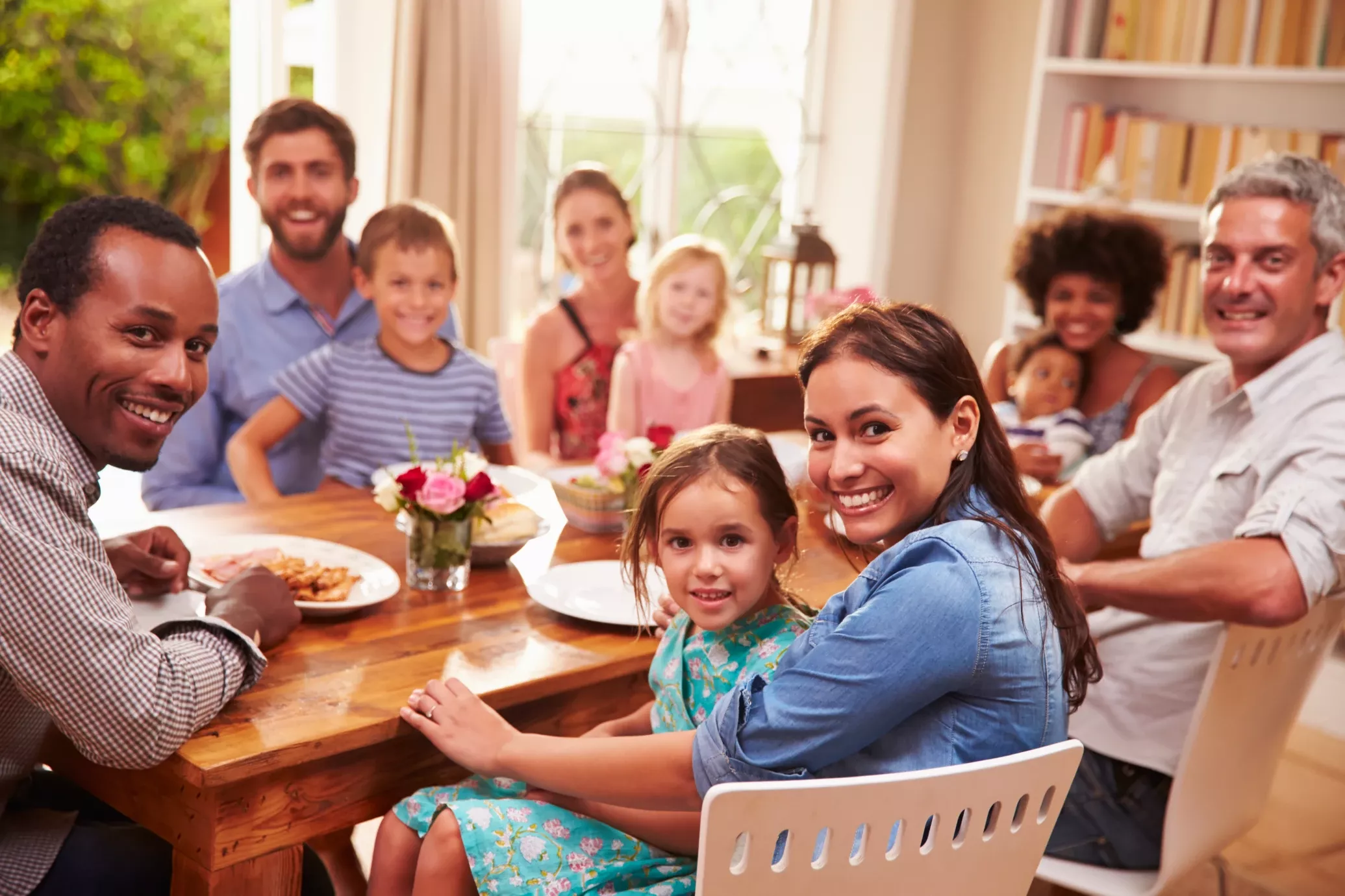 Grande famille heureuse ensemble à table