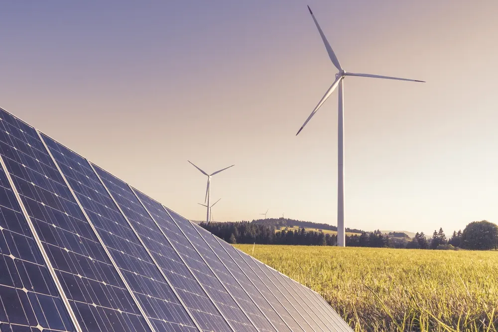 Windturbines en zonnepanelen in een veld