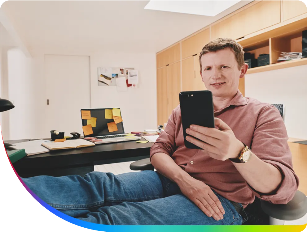 zelfstandige professionele man raadpleegt zijn smartphone