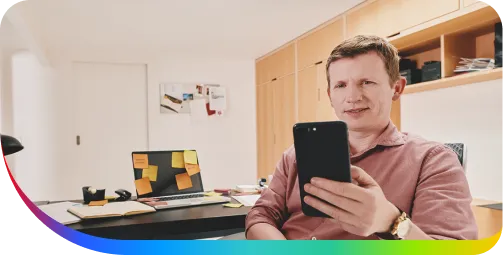 zelfstandige professionele man raadpleegt zijn smartphone